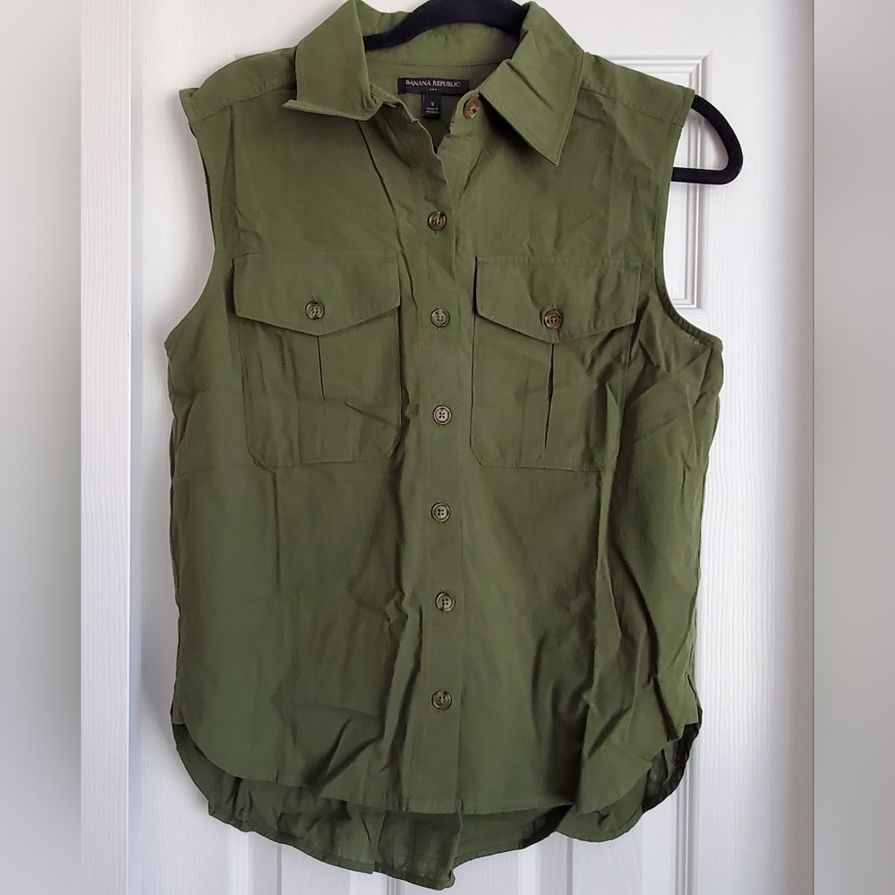 NWT--Banana Republic Double Pocket Shirt, size small